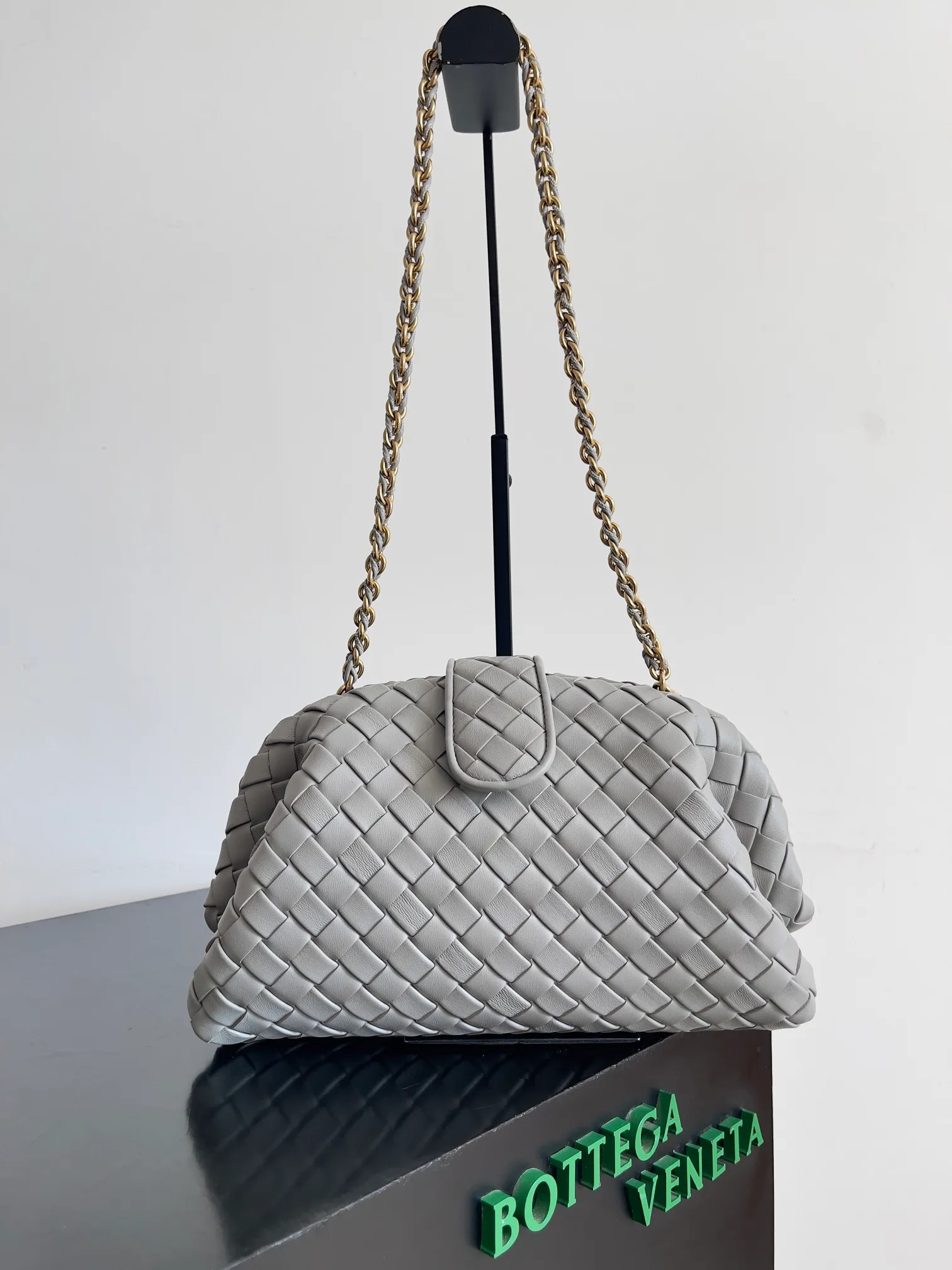 Batch 2260 BOTTEGA VENETA Lady's LAUREN CLUTCH Chain Clutch was inspired by 40 years ago. It is a perfect fusion of classic and modern bags. It is effortless and fashionable for any occasion and at any time. The newly added detachable metal chain allows people to have more ways to carry it. It is grand and elegant. Style No.: 785807 Size: 31.5*16.5*11cm